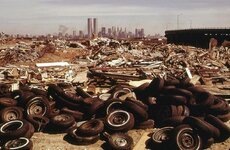 Looking-east-to-Lower-Manhattan-and-the-World-Trade-Center-near-the-New-Jersey-Turnpike-exit-1...jpg